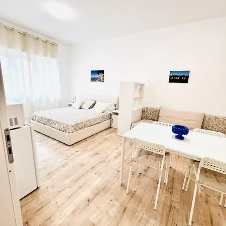 Piazza Lauro Apartman